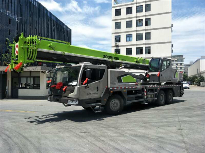 武汉市跨街广告牌的高空安装注意事项