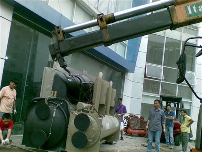 武汉市随车吊和汽车吊的核心区别是什么？哪种更省钱？